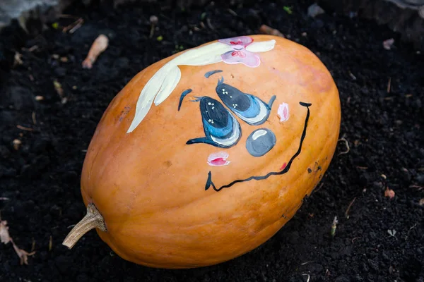 Oyma ve boyalı Cadılar Bayramı Balkabağı