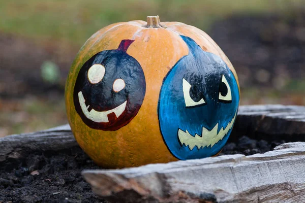 Oyma ve boyalı Cadılar Bayramı Balkabağı