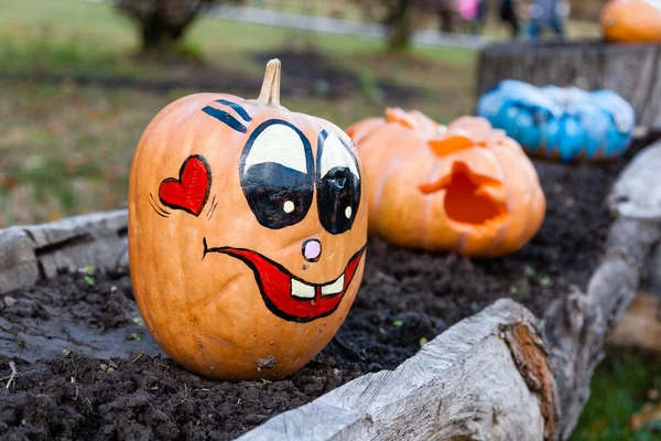 Oyma ve boyalı Cadılar Bayramı Balkabağı