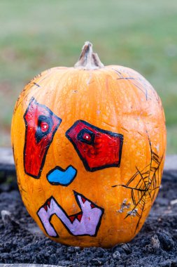 Oyma ve boyalı Cadılar Bayramı Balkabağı