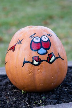 Oyma ve boyalı Cadılar Bayramı Balkabağı