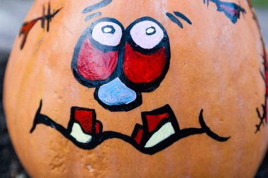 Oyma ve boyalı Cadılar Bayramı Balkabağı