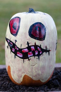 Oyma ve boyalı Cadılar Bayramı Balkabağı