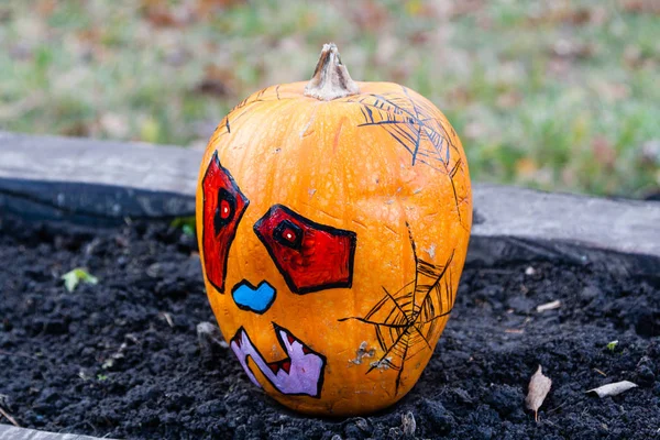 Oyma ve boyalı Cadılar Bayramı Balkabağı