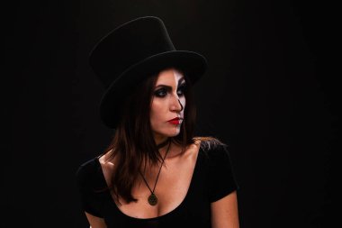helloween parti siyah arka plan üzerinde yüz makyaj Cadılar Bayramı Gotik vampir makyaj çekici genç kadın