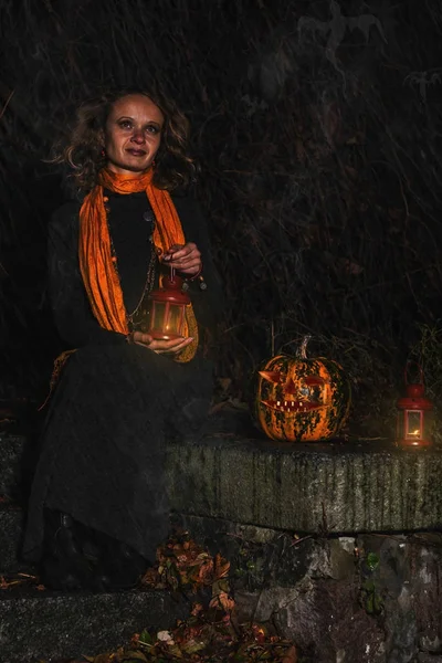 Glad halloween! En vacker häxa med en stor pumpa. Vackra yo — Stockfoto