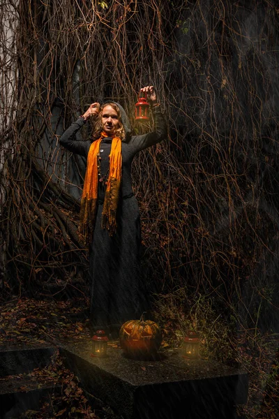 Joyeux Halloween ! Une jolie sorcière avec une grosse citrouille. Belle yo — Photo