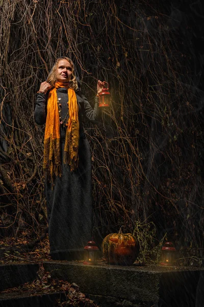 Joyeux Halloween ! Une jolie sorcière avec une grosse citrouille. Belle yo — Photo