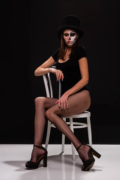 Atractiva mujer joven con maquillaje de vampiro gótico en la fiesta de helloween sobre fondo negro, Halloween conforman la cara —  Fotos de Stock