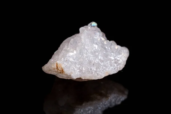 Макро мінеральний камінь ангел аура кварцовий кристал на чорному фоні — стокове фото