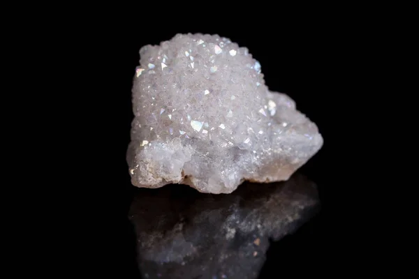Makro ásványi kő angyal aura kvarckristály egy fekete backgro — Stock Fotó