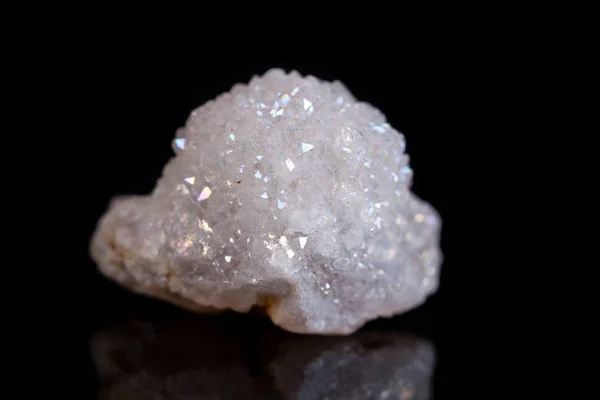 Makro-Mineralstein Engel Aura Quarzkristall auf schwarzem Grund — Stockfoto