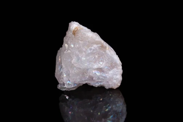 Cristal de cuarzo del aura del ángel de piedra mineral macro en un backgro negro — Foto de Stock