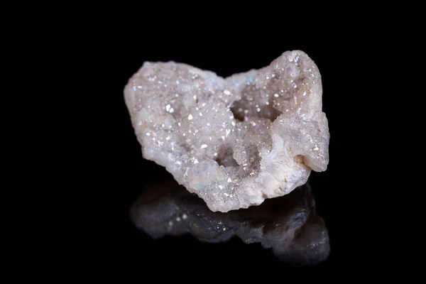 Makro ásványi kő angyal aura kvarckristály egy fekete backgro — Stock Fotó