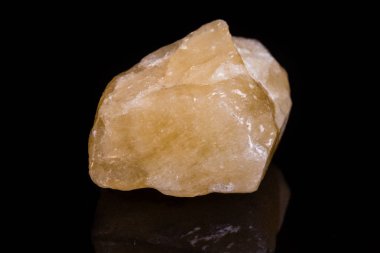 Makro mineral taş kalsit beyaz zemin üzerine sarı