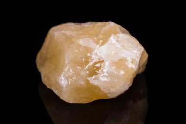 Makro mineral taş kalsit beyaz zemin üzerine sarı