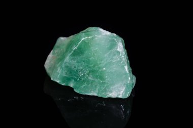 Makro mineral taş kalsit beyaz zemin üzerine yeşil