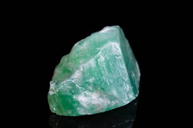 Makro mineral taş kalsit beyaz zemin üzerine yeşil