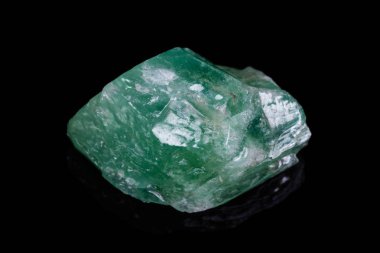 Makro mineral taş kalsit beyaz zemin üzerine yeşil