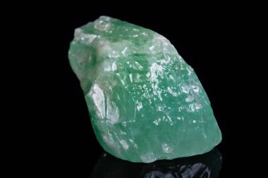 Makro mineral taş kalsit beyaz zemin üzerine yeşil