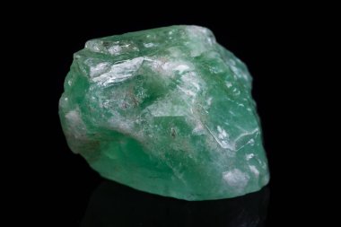 Makro mineral taş kalsit beyaz zemin üzerine yeşil