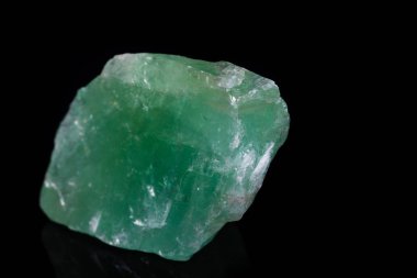 Makro mineral taş kalsit beyaz zemin üzerine yeşil