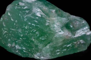 Makro mineral taş kalsit beyaz zemin üzerine yeşil