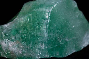 Makro mineral taş kalsit beyaz zemin üzerine yeşil