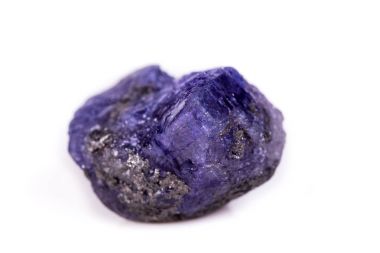 Makro mineral taş Tanzanite beyaz arka plan üzerinde 