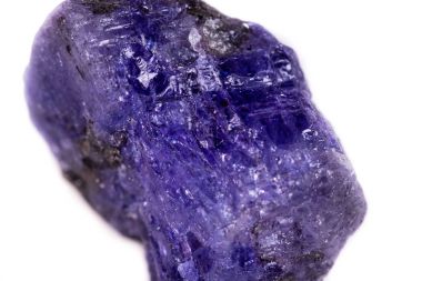 Makro mineral taş Tanzanite beyaz arka plan üzerinde 