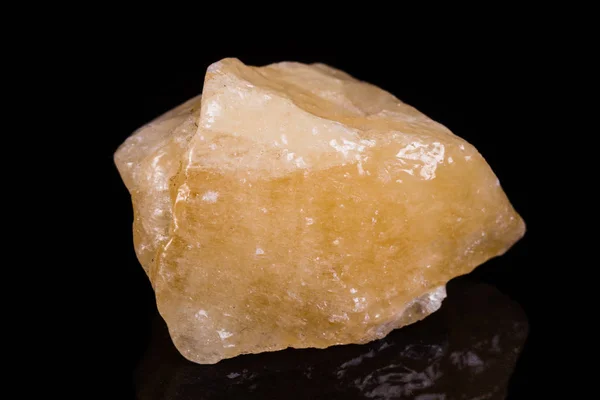 Pierre minérale macro calcite jaune sur fond blanc — Photo