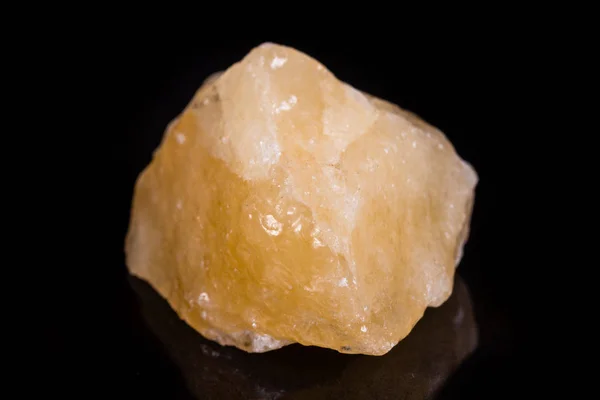 Pedra macromineral calcita amarela sobre fundo branco — Fotografia de Stock