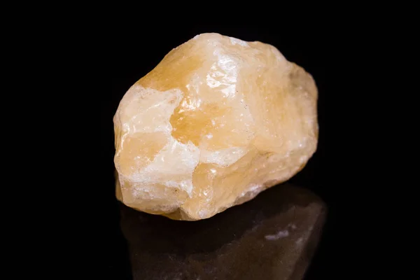 Pedra macromineral calcita amarela sobre fundo branco — Fotografia de Stock