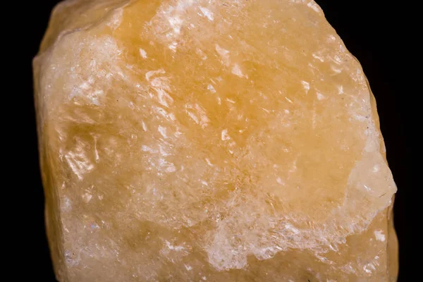 Macro minerale pietra calcite gialla su sfondo bianco — Foto Stock