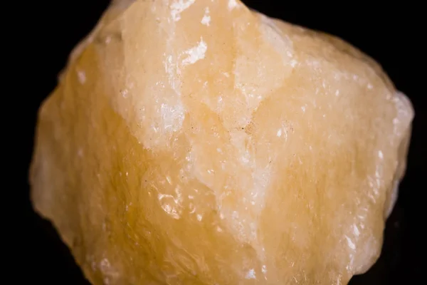 Makro mineral sten gul kalcit på vit bakgrund — Stockfoto