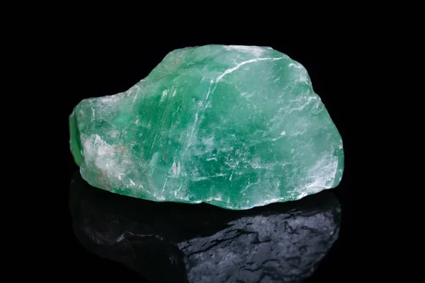 Macro minerale steen groene calciet op witte achtergrond — Stockfoto