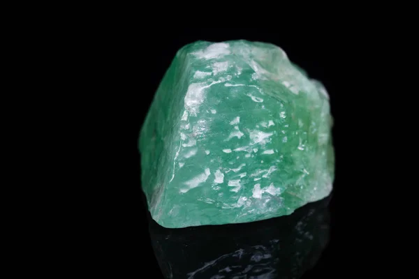Calcita verde piedra mineral macro sobre fondo blanco — Foto de Stock
