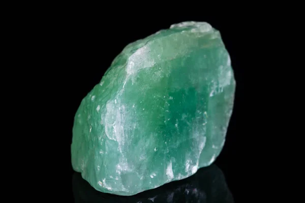 Minerální kámen makro zelený kalcit na bílém pozadí — Stock fotografie