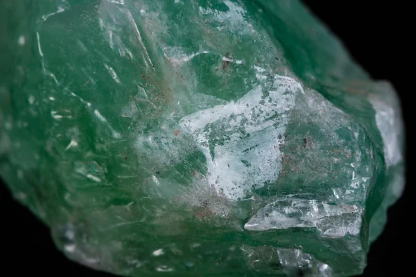 Macro minerale pietra calcite verde su sfondo bianco — Foto Stock