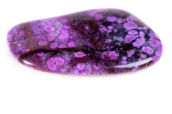 Beyaz arka plan üzerinde makro mineral taş sugilite