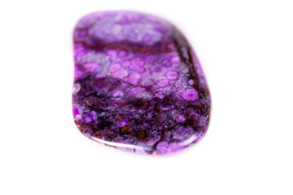 Beyaz arka plan üzerinde makro mineral taş sugilite