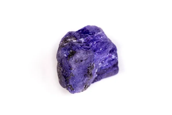 Macro minerale steen Tanzanite op witte achtergrond — Stockfoto