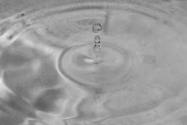 suya düşen damlalar