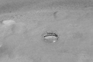 suya düşen damlalar