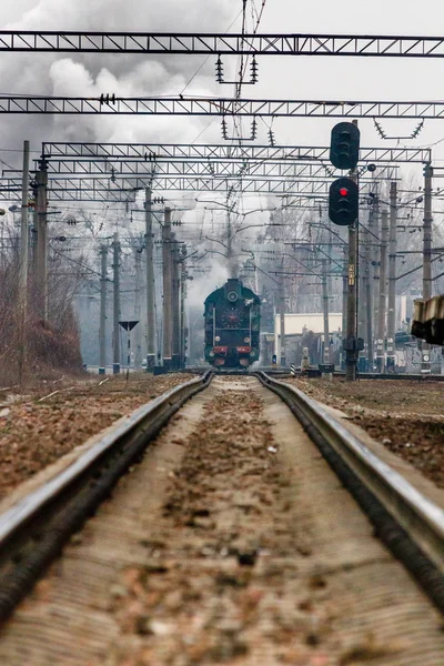 Ett gammalt tåg flyger på räls med rök — Stockfoto