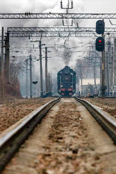 Eski bir tren duman ile raylar üzerinde uçuyor — Stok fotoğraf