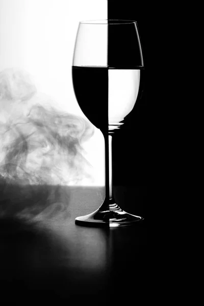 Стакан воды и дым на черно-белом фоне — стоковое фото