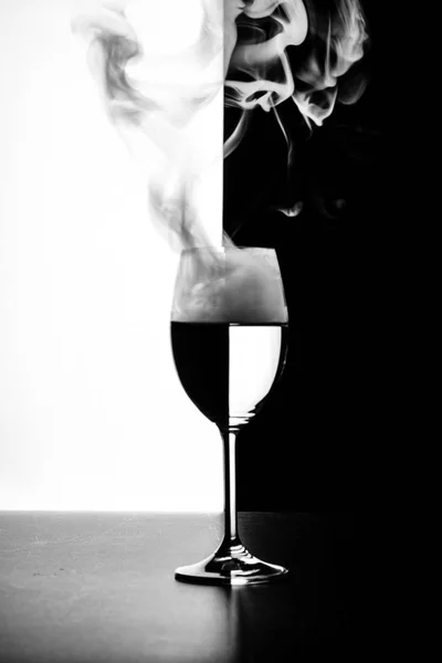 Un verre d'eau et de fumée sur fond noir et blanc — Photo