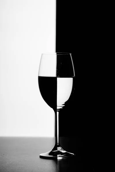 Un verre d'eau et de fumée sur fond noir et blanc — Photo