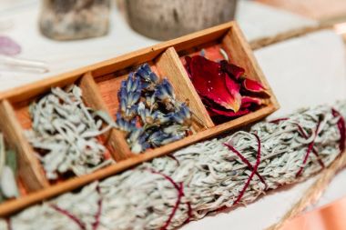 Kuru otlar delphinium, adaçayı, pelin, lavanta, gül kümesi. W